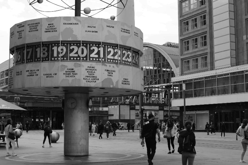 Foto der Weltzeituhr vor dem Berliner Bahnhof Alexanderplatz. 