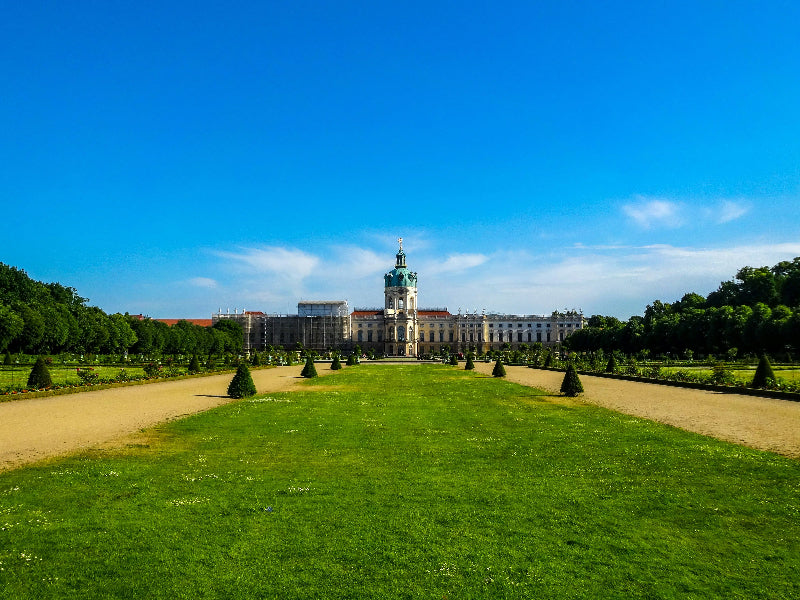 Große, gepflegte Wiese vor dem Berliner Schloss Charlottenburg. 