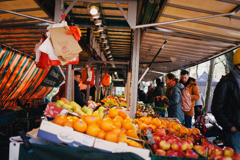 Stand mit vielen Früchten und Obst auf dem Wochenmarkt Boxhagener Platz Berlin. 