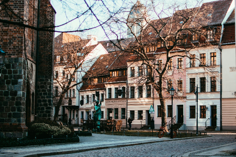 Wohnhäuser im Nikolaiviertel in Berlin im Herbst. 