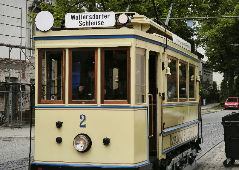 Alte Berliner Straßenbahn in Woltersdorf mit der Aufschrift "Woltersdorfer Schleuse"
