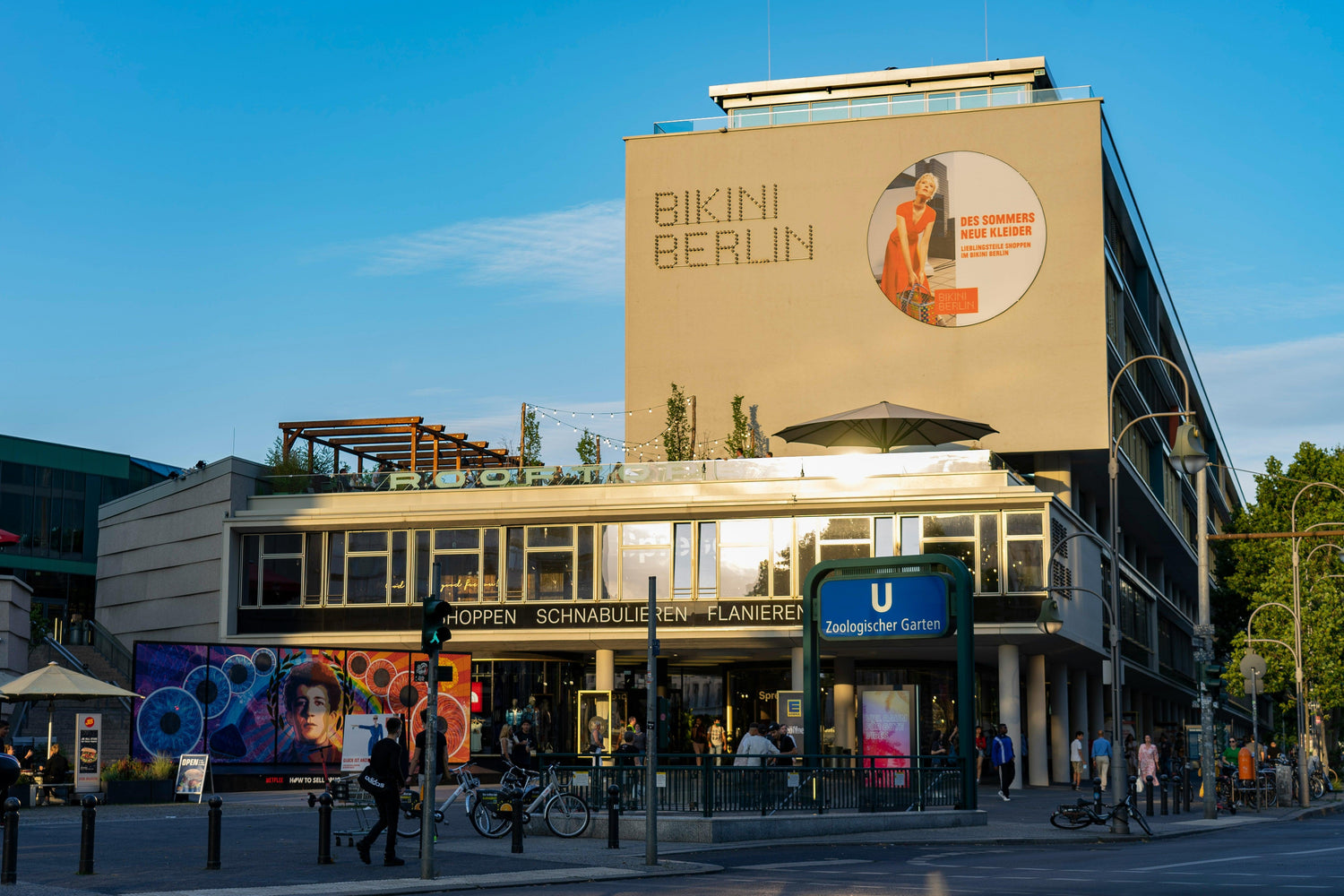 Foto vom Bahnhof Zoologischer Garten und im Hintergrund das Center "Bikini-Berlin"