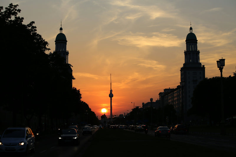 Foto von den Zwillingstürmen am Frankfurter Tor bei Sonnenuntergang.