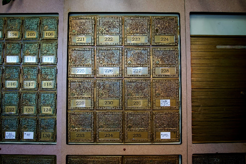 Foto von alten Briefkästen in Berlin. 