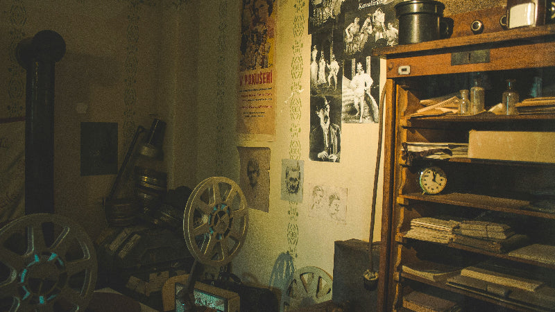 Filmkulisse mit alten Kameras, Tonbändern und alten Filmplakaten