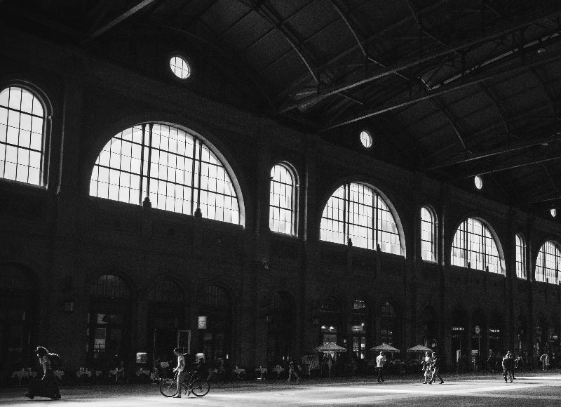schwarz-weiss foto einer großen Halle als Vergleich. 