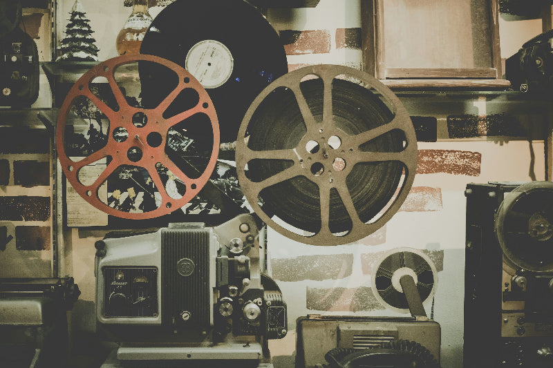 sehr alte Kamera mit Filmband und altem Kameragehäuse. 