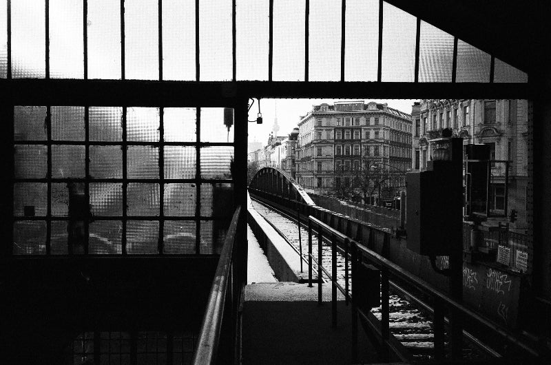 Alter Bahnhof in schwarz-weiß in Berlin.