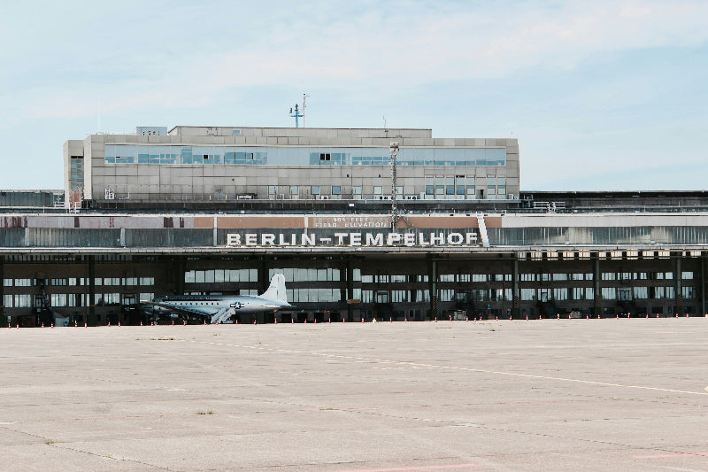 Das ehemalige Schild des Flughafen Berlin-Tempelhof mit einem alten Rosinenbomber davor. 