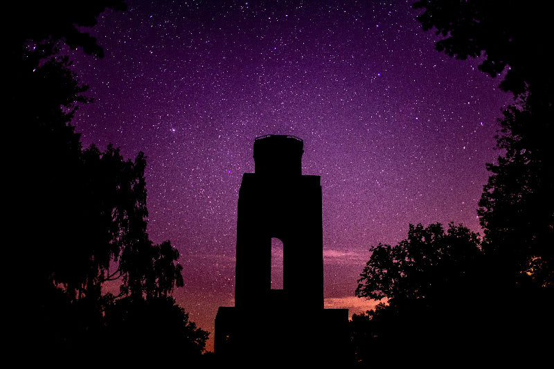 Foto bei Nacht  mit Sternenhimmel von einem alten Gebäude im Spreewald bei Berlin 
