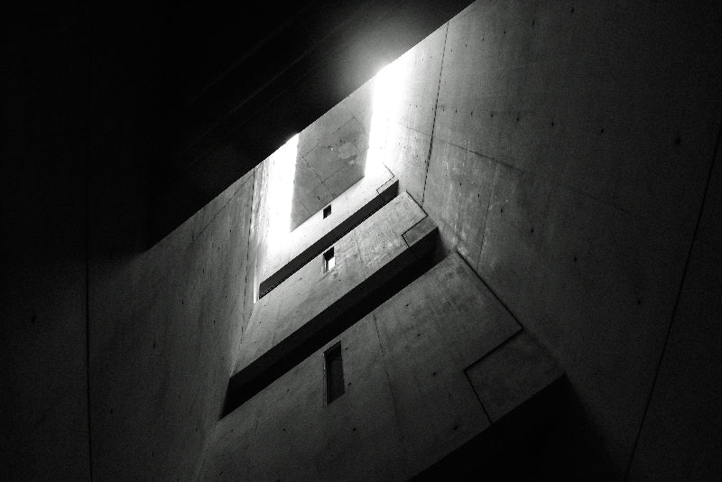 altes Gebäude in schwarz weiß im Berlin mit Lichteinfall. 