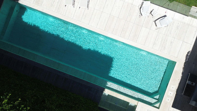 Foto aus Vogelperspektive von einem Aussenpool. 
