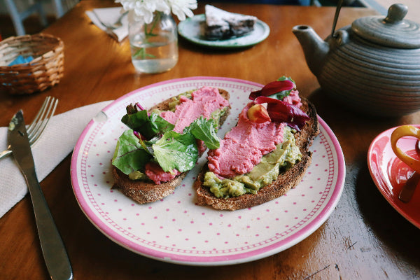 Foto von einem Toast mit Avocado und rote Beete creme. 