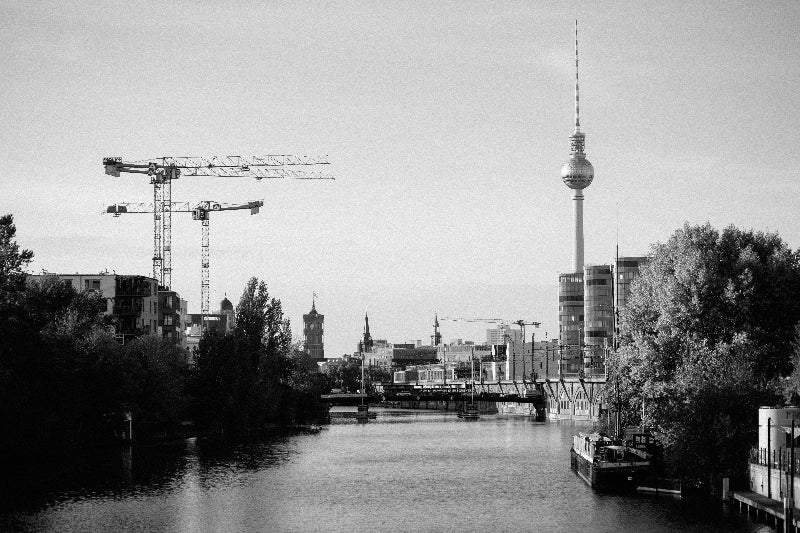 Foto in schwarz weiss von der Großbaustelle Alexanderplatz.