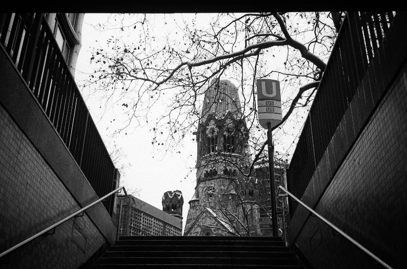 Foto eines Berliner U-Bahn Ausgangs von der U1 und U9 mit Blick auf die Gedächtniskirche. 
