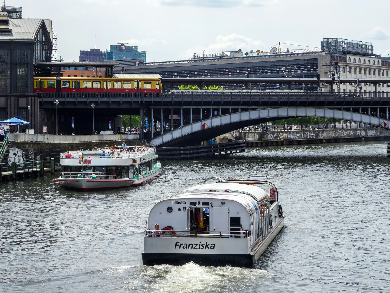 Das Boot "Franziska" auf der Spree an der Friedrichstraße. 