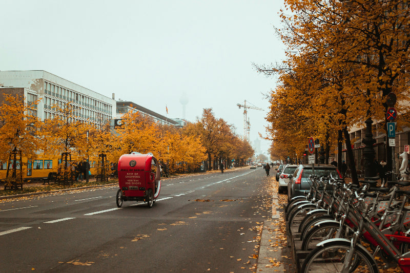 Fahrrad Kutsche auf der Straße des 17. Juni bei Herbst in Berlin.