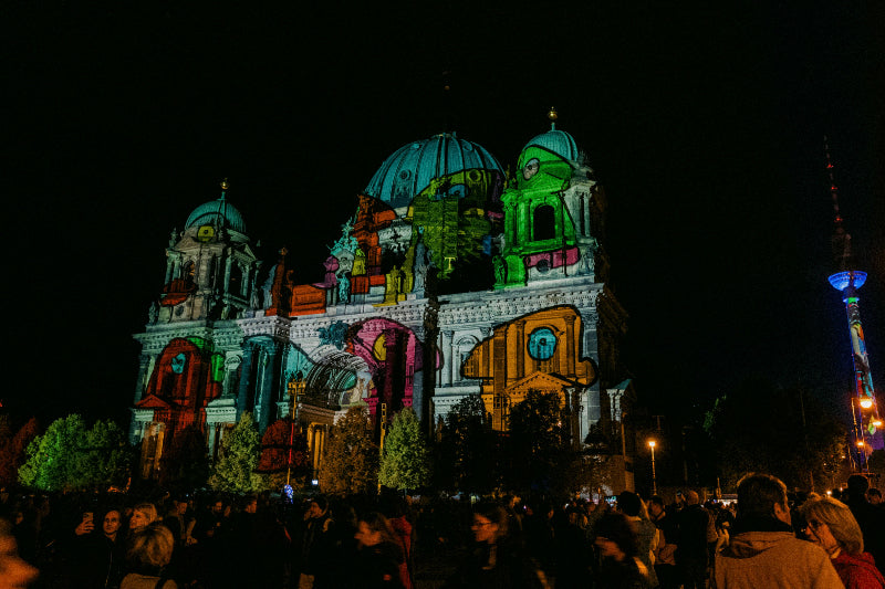 Berliner Dom bunt angestrahlt beim Festival of Lights Berlin mit verschiedenen Smileys. 