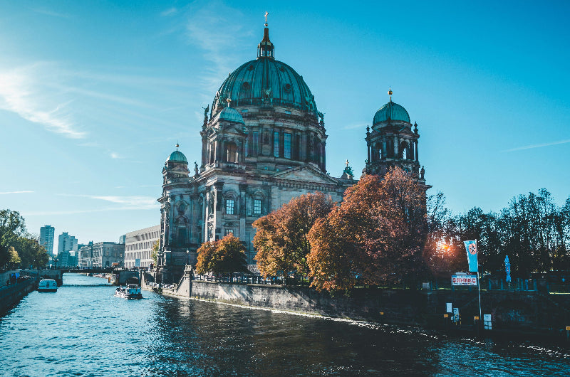 Spree und Berliner Dom bei strahlendem Wetter. 