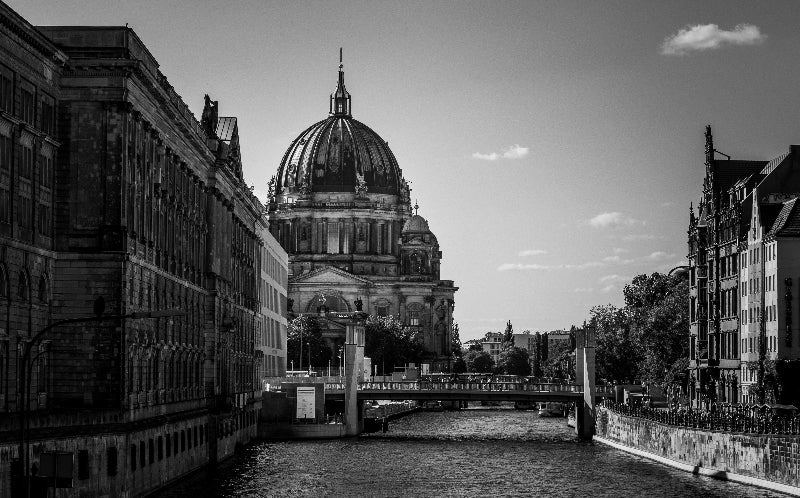 Aufnahme von Spree, Museumsinsel und Berliner Dom in schwarz-weiss. 