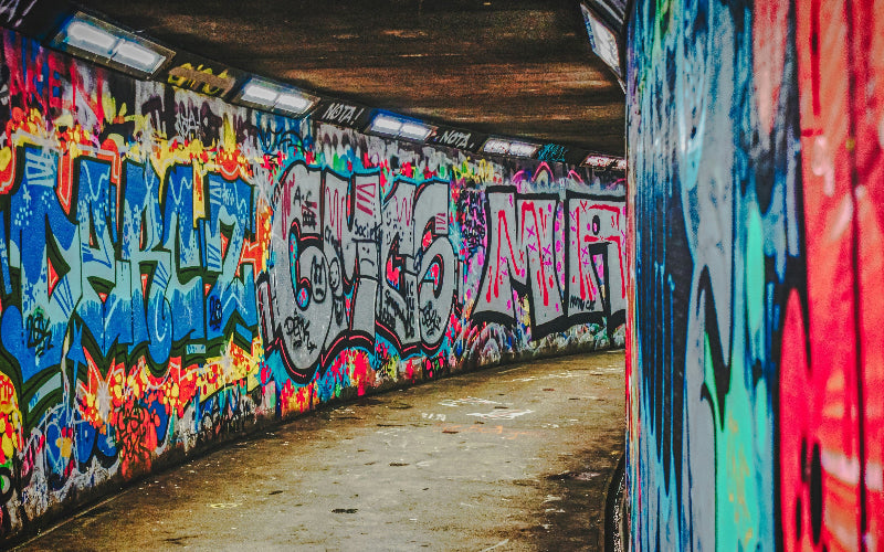 typischen Tunnel in Berlin mit verschiedensten großen Graffitis und Crews