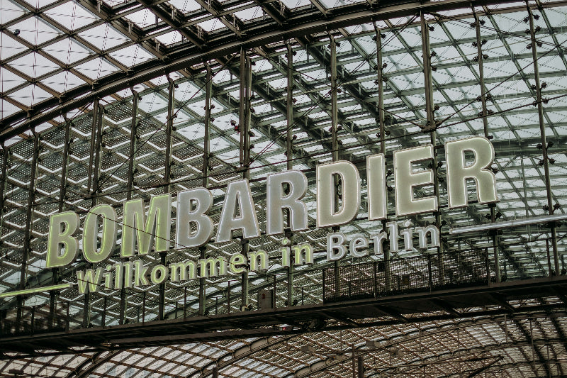 schild von Bombardier am berliner hauptbahnhof.