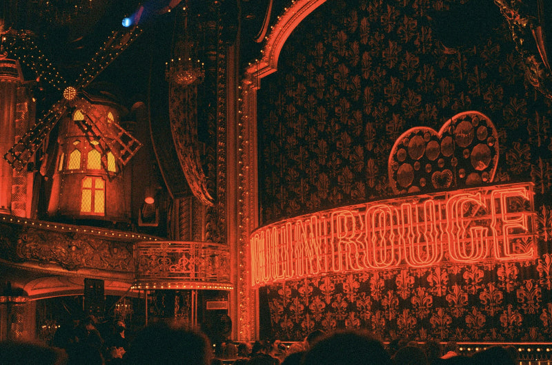 Alte Bühne in Berlin in rot mit der Aufschrift "Moulin Rouge. 