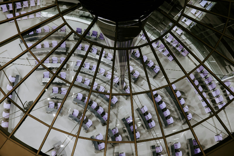 Foto vom Plenarsaal durch eine Scheibe im deutschen Bundestag, Berlin. 