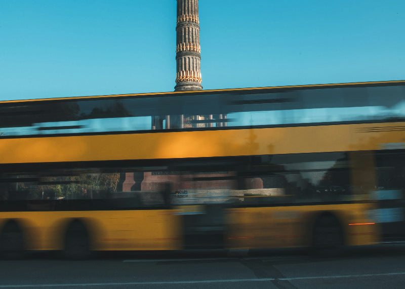 Verschwommener Bus 100 vor der Siegessäule in Berlin. 