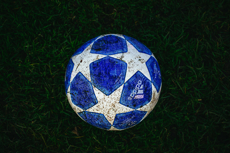 Foto vom Champions-League-Fußball auf grünem Fußball-Rasen