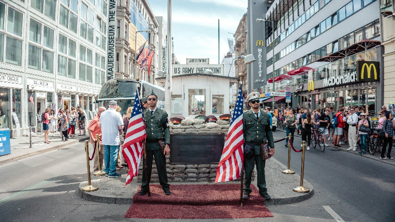 der berühmte alte Grenzpunkt Checkpoint Charlie. 