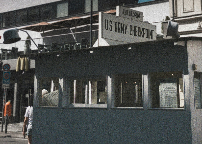 Nachgebildeter grauer Grenzpunkt Checkpoint Charlie.