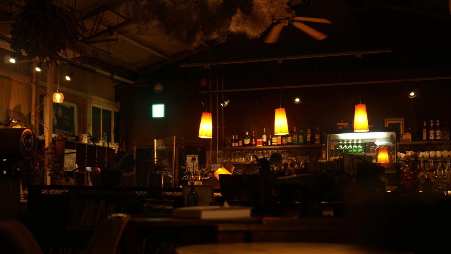 Dunkle bar in Kerzenschein für intime schöne Momente mit "no tourist info".