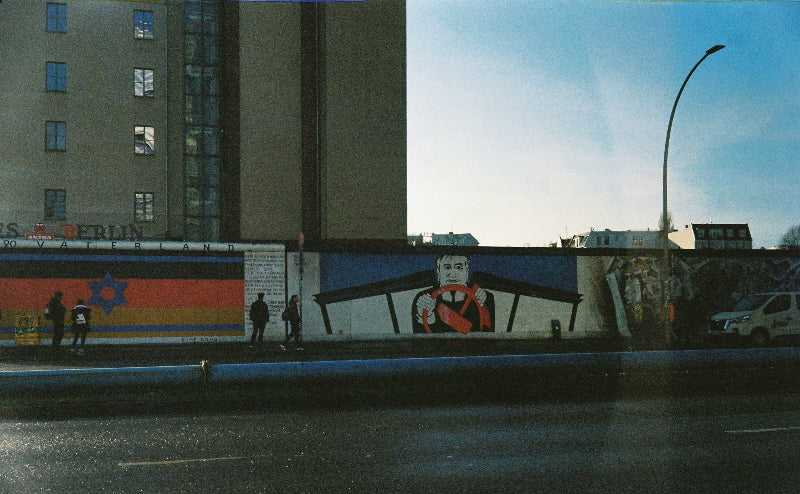 Foto der East Side Gallery an der Spree in Berlin. 