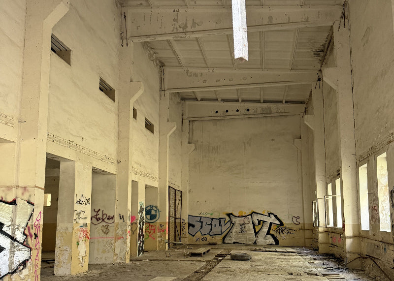 Foto einer riesigen verlassenen Halle mit viel Graffiti, welche Teil der ehemaligen Militärsiedlung Wünsdorf war. 