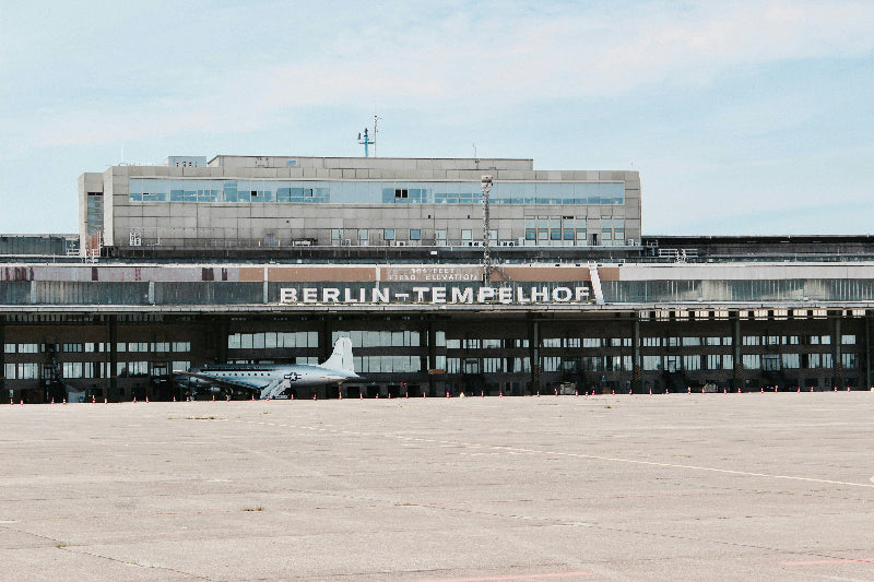 Eingangshalle vom ehemaligen Flughafen Tempelhof mit Flugzeug davor. 