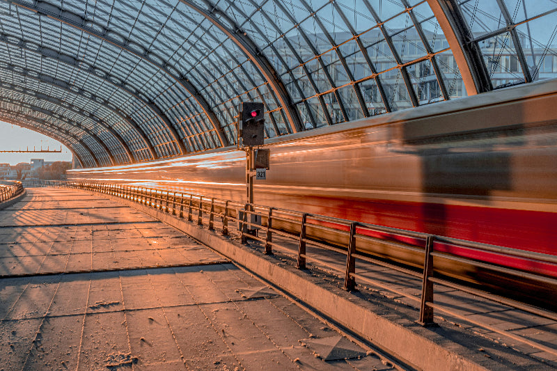Einfahrende S-bahn in Berlin-hauptbahnhof