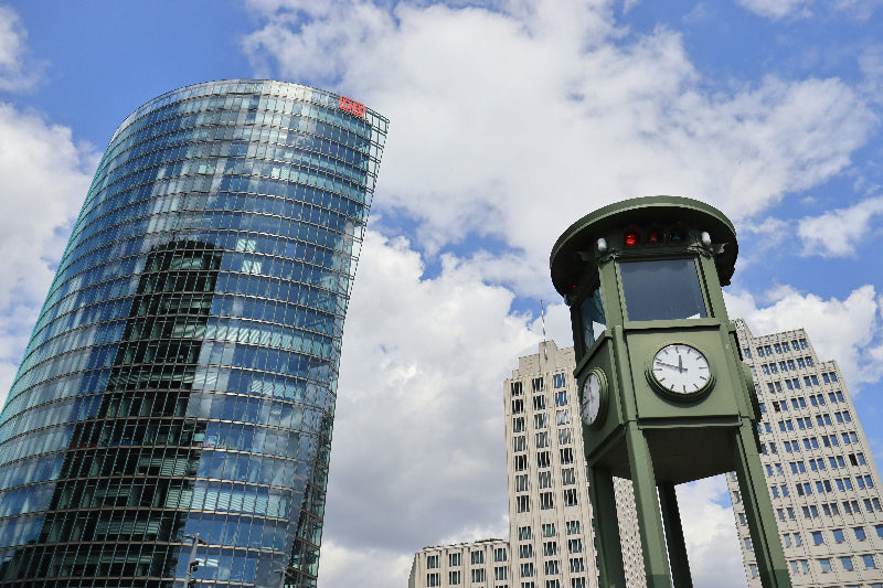 Foto vom ersten Ampelturms Berlins am Potsdamer Platz.