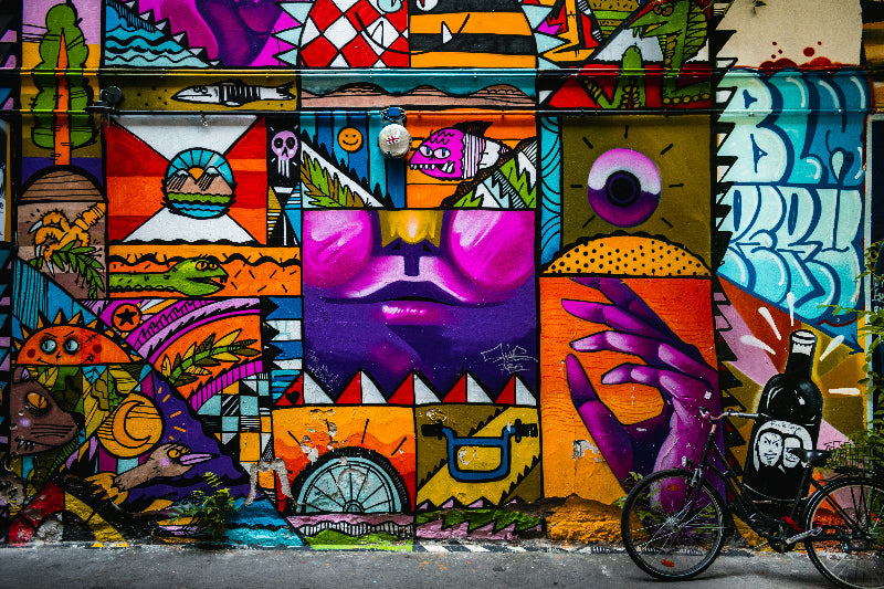 Foto einer sehr farbigen Graffiti-Wand. 