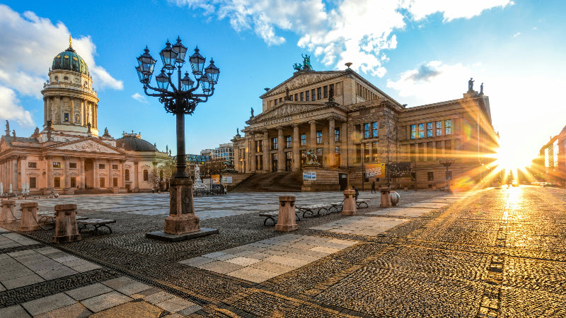 Foto vom Gendarmenmarkt Berlin bei Sonnenschein mit Sicht auf das Konzerthaus Berlin 