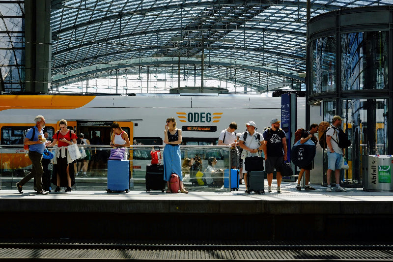 wartende Menschen am Hauptbahnhof Berlin. 