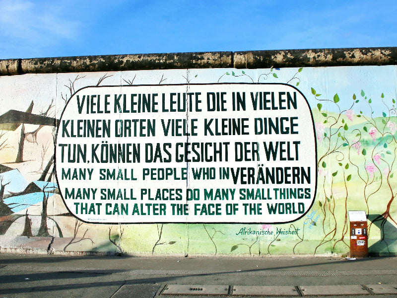 Foto von der besprühten ehemaligen Berliner Mauer an der Spree im Berlin.