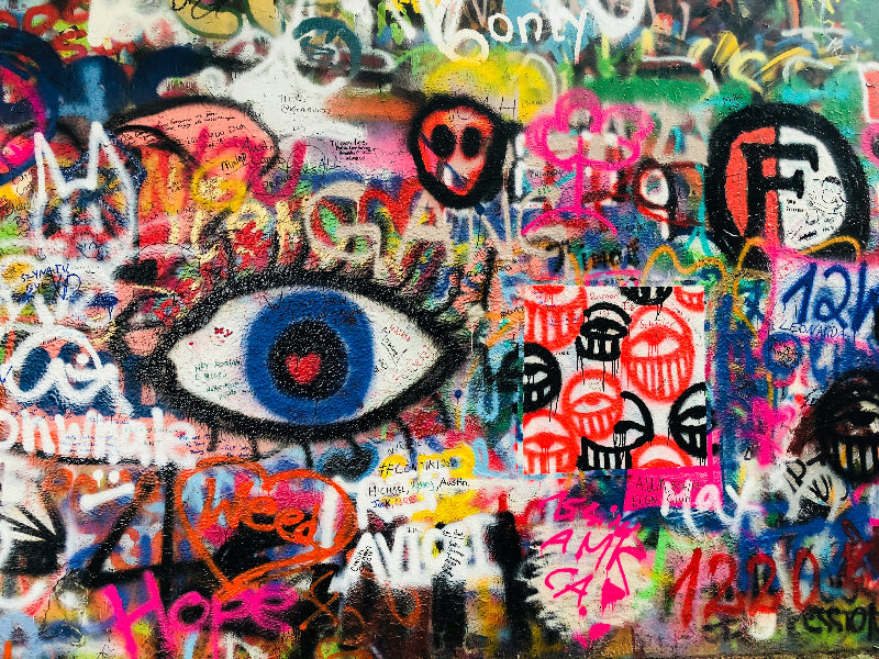 Wand voller Graffitis am Teufelsberg Berlin. 