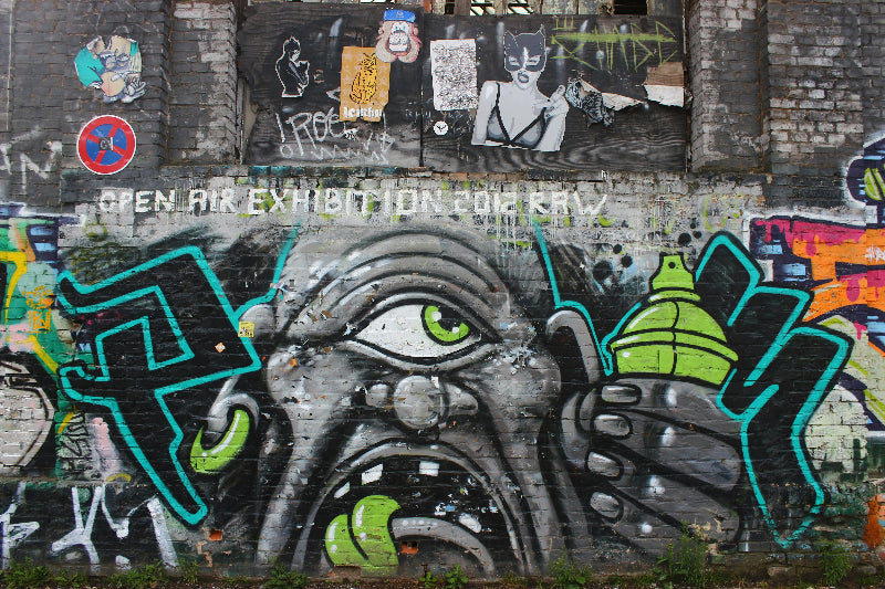 Foto einer vollgesprühten, bunten wand in berlin. 