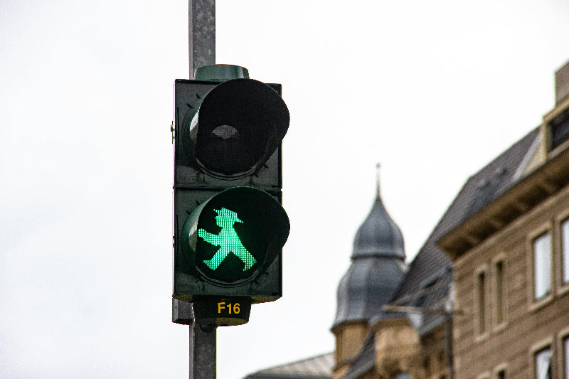 Foto einer Fußgängerampel mit grünem Ampelmännchen in Berlin. 