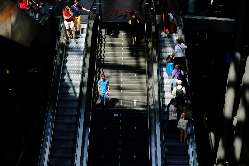 Rolltreppe voller Menschen im Hauptbahnhof Berlin. 