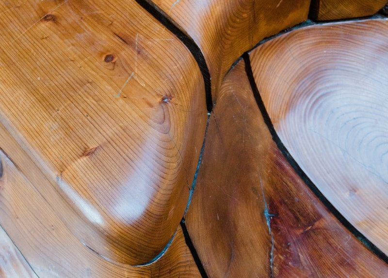 Nahaufnahme einer Holzbank in einem Theater. 