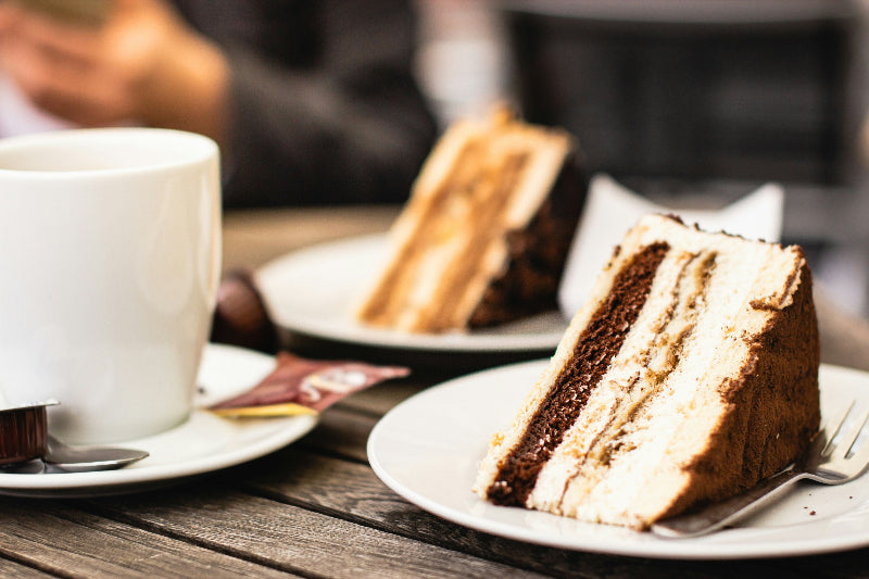 Foto von einer Tasse Kaffee und Kuchen in Berlin. 