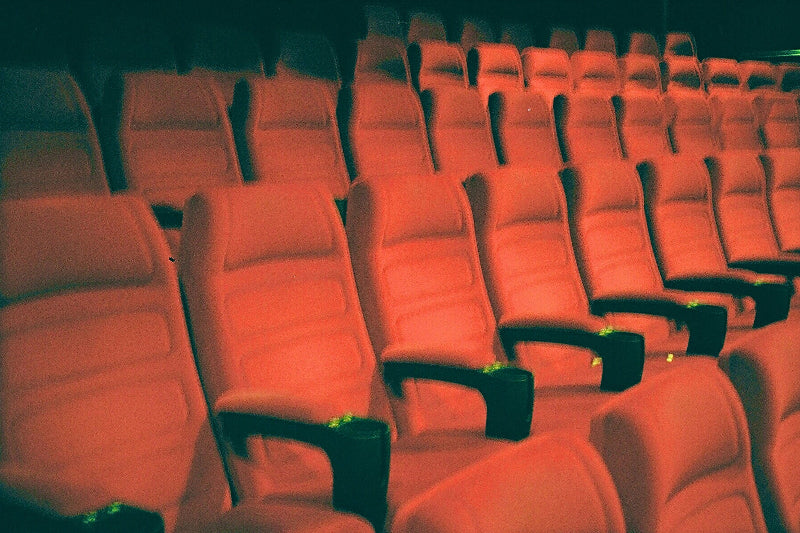 rote Sitze im leeren Kino 
