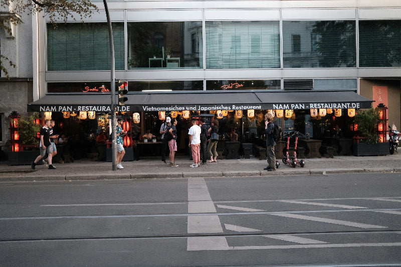 Foto von einer langen schlänge vor einem berühmten Berliner Restaurant. 